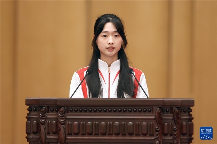 11月15日，射擊運(yùn)動(dòng)員黃雨婷在報(bào)告會(huì)上發(fā)言。新華社記者 李明 攝