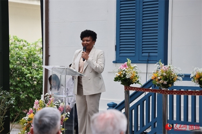 巴西文化部部長梅內(nèi)塞斯在開園儀式上發(fā)表致辭。人民網(wǎng)記者 張志文攝