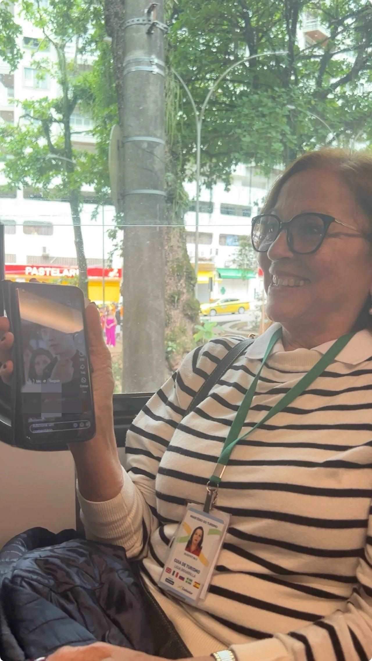 當(dāng)?shù)厝讼驆u叔展示中國網(wǎng)劇。作者供圖