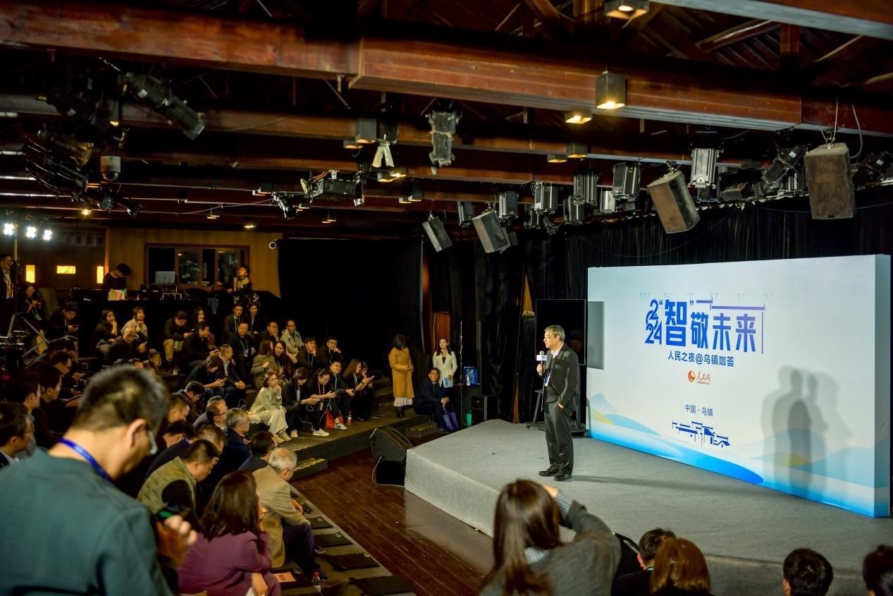 在開(kāi)場(chǎng)環(huán)節(jié)，清華大學(xué)人工智能研究院常務(wù)副院長(zhǎng)、教授孫茂松發(fā)言分享。人民網(wǎng)記者 任峰濤攝