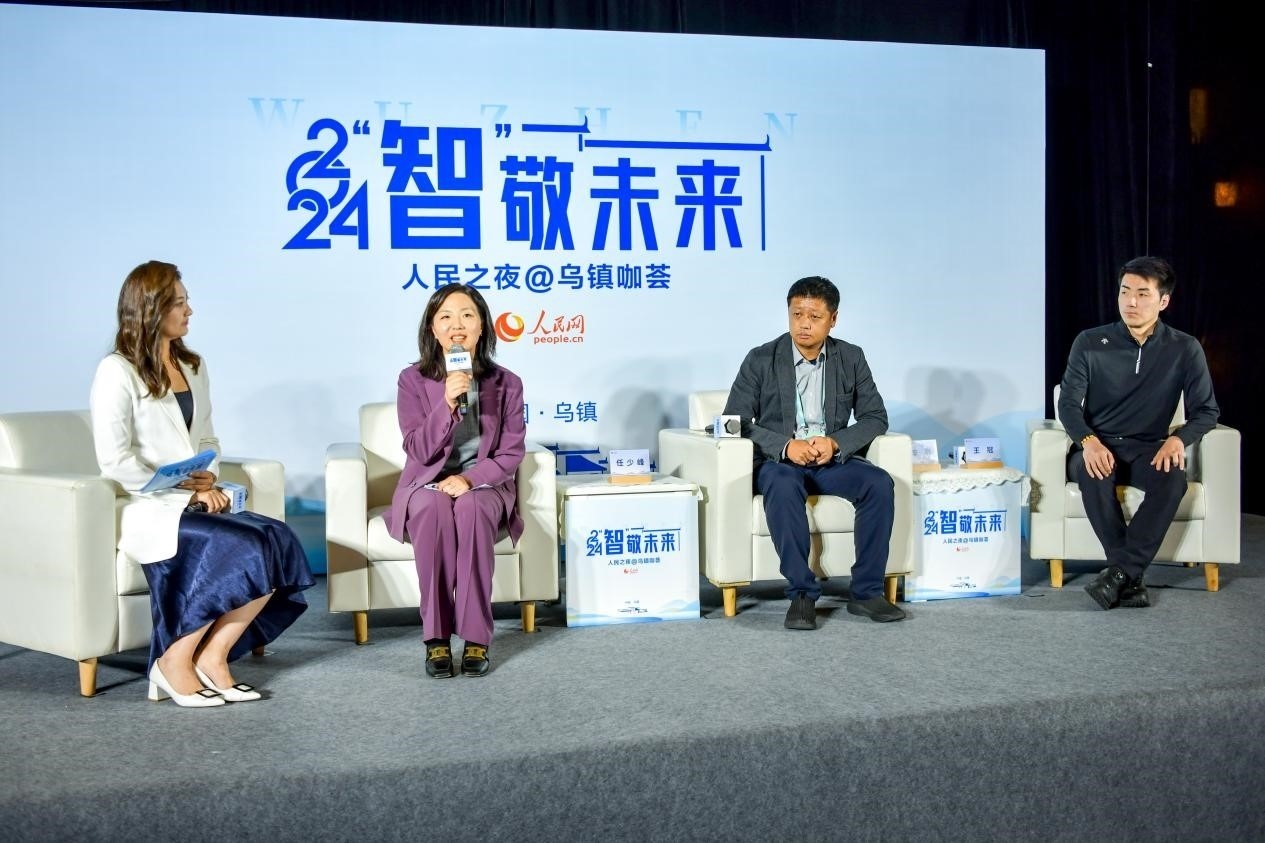 在對(duì)話環(huán)節(jié)，趣丸科技總編輯、副總裁任少峰，星云智慧機(jī)器人CEO李明，可之教育大模型創(chuàng)始人王冠討論“人工智能如何惠及大眾”。人民網(wǎng)記者 任峰濤攝