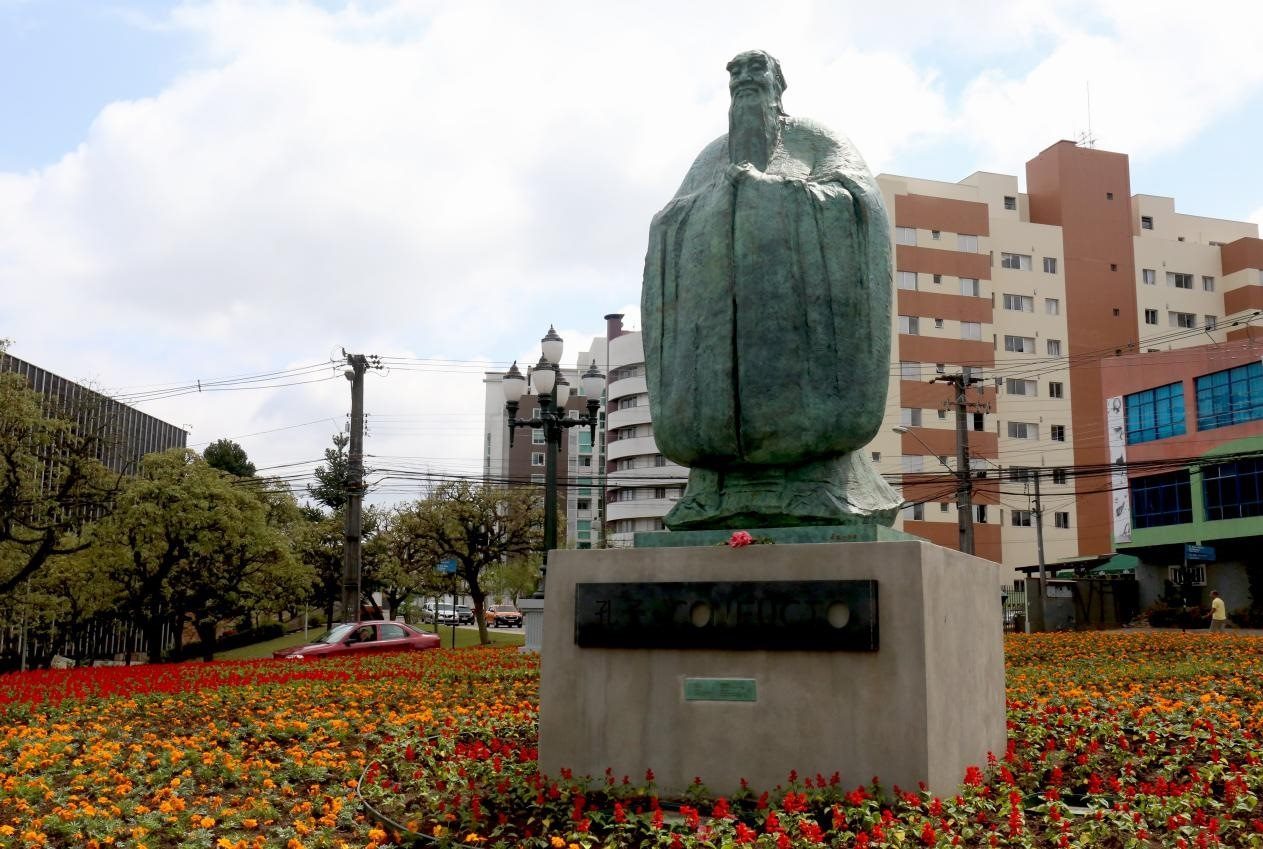 2017年，吳為山雕塑《孔子》立于巴西庫(kù)里蒂巴市，該廣場(chǎng)被永久命名為“中國(guó)廣場(chǎng)”。中國(guó)美術(shù)館供圖