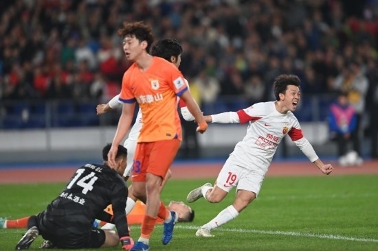 11月23日，上海海港隊球員王振澳（右）慶祝進球。新華社記者 黃宗治 攝