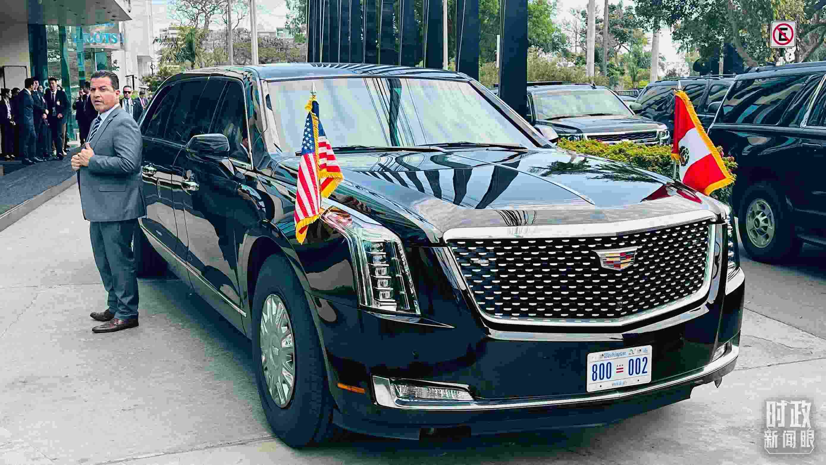 美國(guó)總統(tǒng)拜登乘車(chē)抵達(dá)中美元首會(huì)晤現(xiàn)場(chǎng)。（總臺(tái)央視記者范一鳴拍攝）