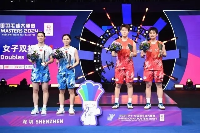 11月24日，劉圣書（右二）/譚寧（右一）與李怡婧/羅徐敏（左一）在頒獎(jiǎng)臺(tái)上合影。新華社記者 梁旭攝