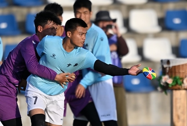 11月28日，花炮半決賽，廣西隊與海南隊展開激烈角逐。新華社記者 郭程攝