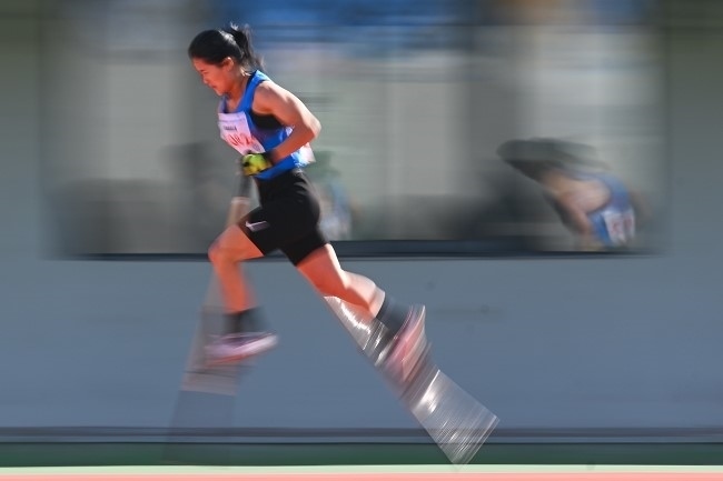 11月28日，海南隊選手吳明芬在高腳競速比賽中。新華社記者 杜子璇攝