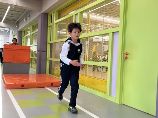 學(xué)生在南樓二層的體能教師訓(xùn)練。人民網(wǎng)記者孫競 攝