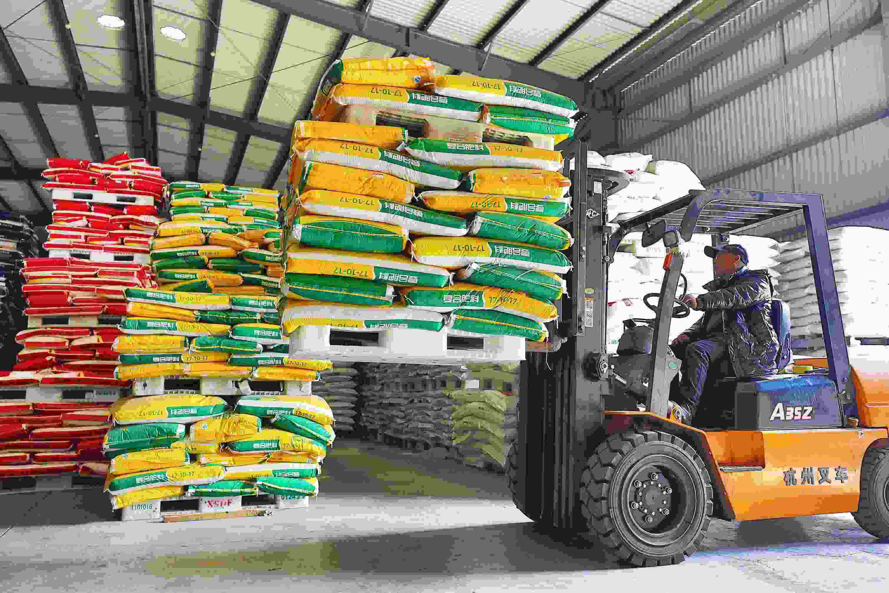2023年2月15日，在浙江義烏供銷聯(lián)社的農(nóng)資貯存?zhèn)}庫(kù)，工作人員正在調(diào)運(yùn)復(fù)合肥料等農(nóng)資。