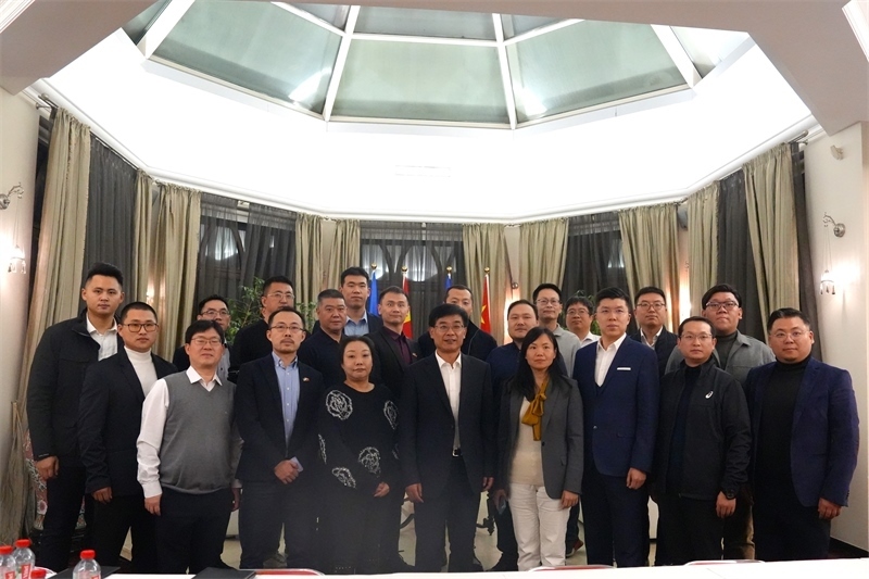 集體合照。中國駐烏克蘭大使館供圖