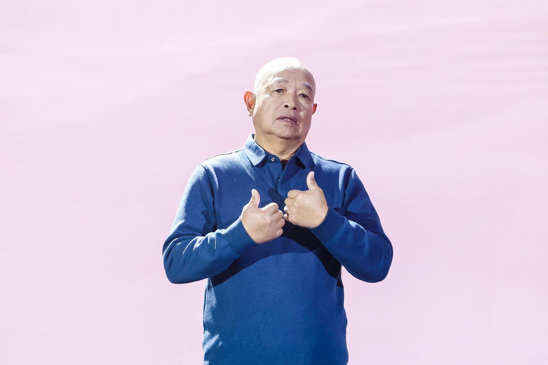 “山東好人”、煙臺(tái)市無(wú)聲洗車場(chǎng)經(jīng)理柳興濤。人民視頻供圖。