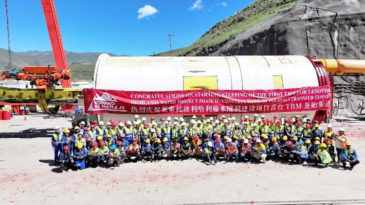 中外方建設者合影留念。中水電十一局供圖