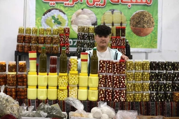 一名展商在展示各式各樣的橄欖制品。納達(dá)爾·達(dá)烏德攝