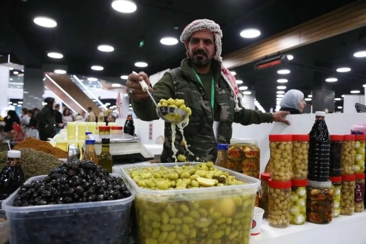 一位展商展示腌橄欖。納達(dá)爾·達(dá)烏德攝