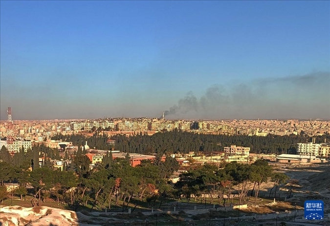 12月1日，敘利亞北部城市阿勒頗升起滾滾濃煙（手機照片）。新華社發(fā)