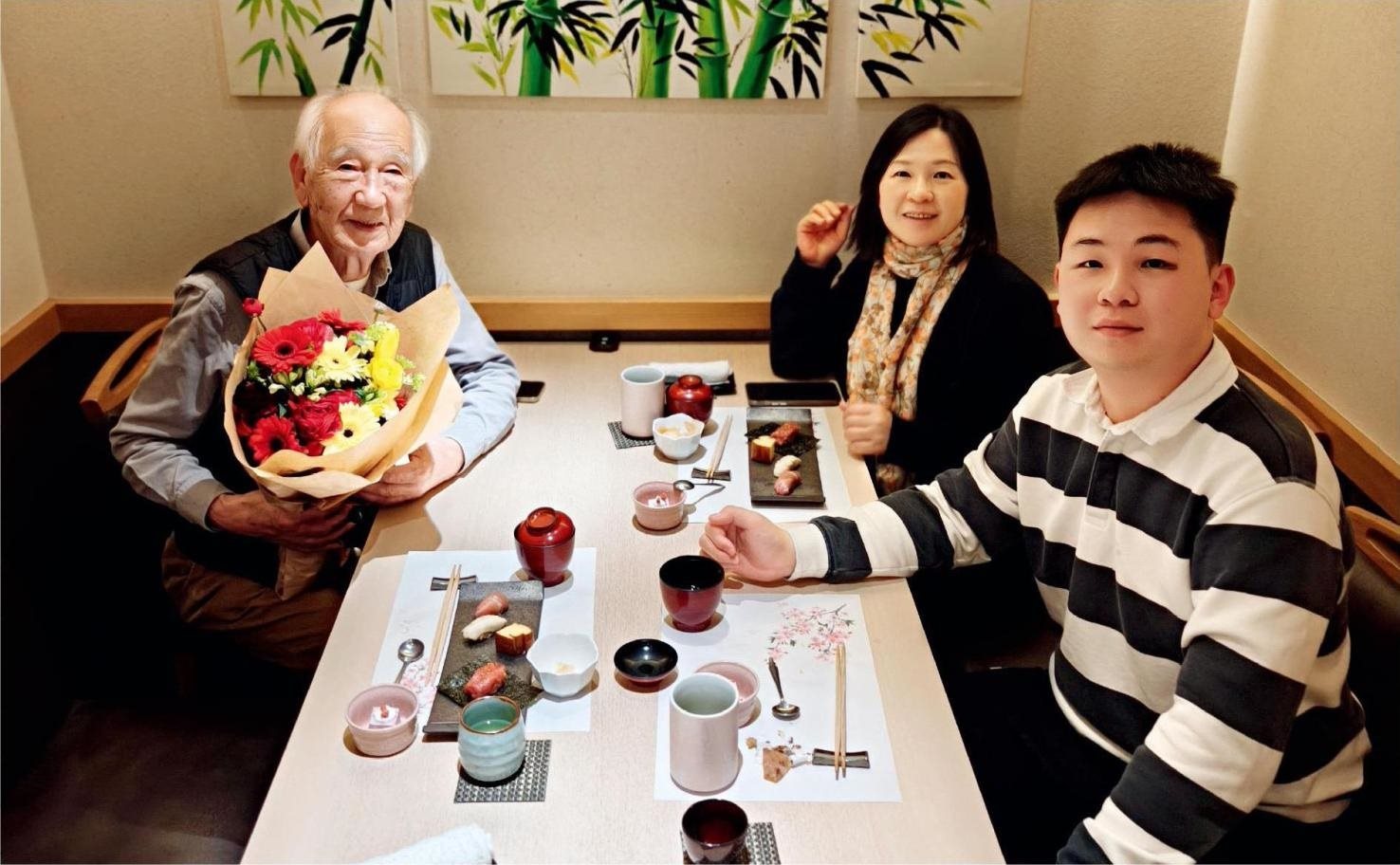 佐佐木俊一與彭林（中）、彭俊霖（右）在一起。