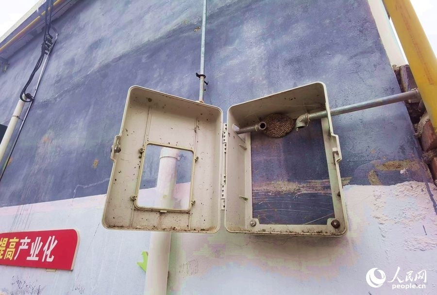 在玉山村的一處未安裝燃?xì)獗淼谋硐鋬?nèi)，掛著一個馬蜂窩。人民網(wǎng)記者 慎志遠(yuǎn)攝