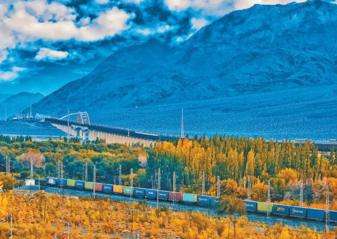 2013年，隨著共建“一帶一路”倡議提出，中歐班列應(yīng)運而生。今年11月20日，第十萬列中歐班列正式出境。截至目前，中歐班列累計運送貨物超1100萬標(biāo)箱、貨值超4200億美元，貨物品類達53大類5萬余種。圖為中歐班列行駛在新疆烏魯木齊達坂城濕地。擺風(fēng)亮 攝（新華社發(fā)）