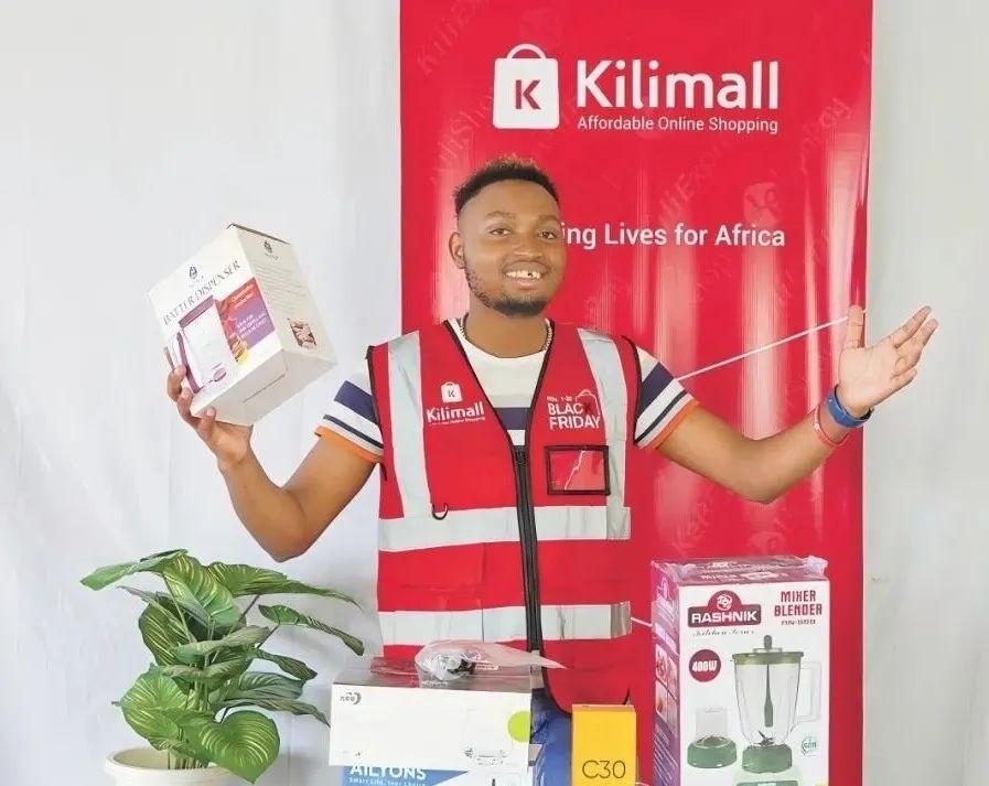 隨著“絲路電商”國際合作深入推進，共建“一帶一路”國家雙多邊數(shù)字貿(mào)易規(guī)則對接不斷強化。借助“絲路電商”合作機制，肯尼亞主播迪克森·恩甘加在當(dāng)?shù)刂辈ж洝⑼袂?攝（新華社發(fā)）