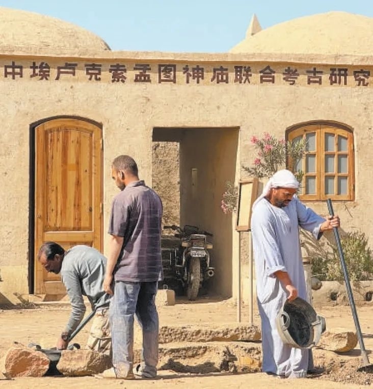 中埃（及）盧克索孟圖神廟聯(lián)合考古項目在考古發(fā)掘、文物保護等方面，不斷統(tǒng)一技術(shù)標(biāo)準(zhǔn)，互學(xué)互鑒理念方法，推動神廟實地景象和出土文物重現(xiàn)于世人面前。圖為工作人員在項目現(xiàn)場進行發(fā)掘清理工作。新華社記者 王東震 攝