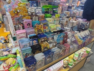 北京某文具店卡牌盲盒柜臺(tái)，未設(shè)相關(guān)提醒。人民網(wǎng)記者 黃鈺攝