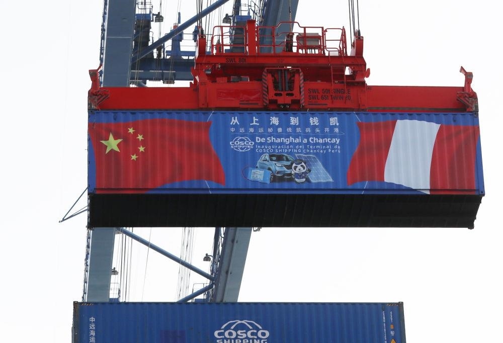 2024年11月14日，在秘魯首都利馬以北的錢凱港，岸邊智能化設(shè)備吊裝集裝箱。