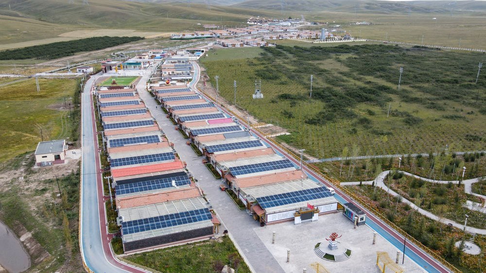 圖為9月24日拍攝的青海省海北藏族自治州剛察縣沙柳河鎮(zhèn)果洛藏貢麻村。（無人機照片）（潘彬彬 攝）