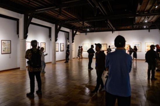 觀眾參觀“東盟-中國人文交流年”漫畫大賽展覽。記者 徐欽 攝