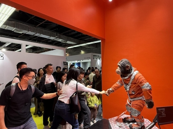 本土原創(chuàng)公司JIN ARTS帶領(lǐng)仿生機(jī)器人亮相廣州設(shè)計(jì)周11號館。（受訪者供圖）