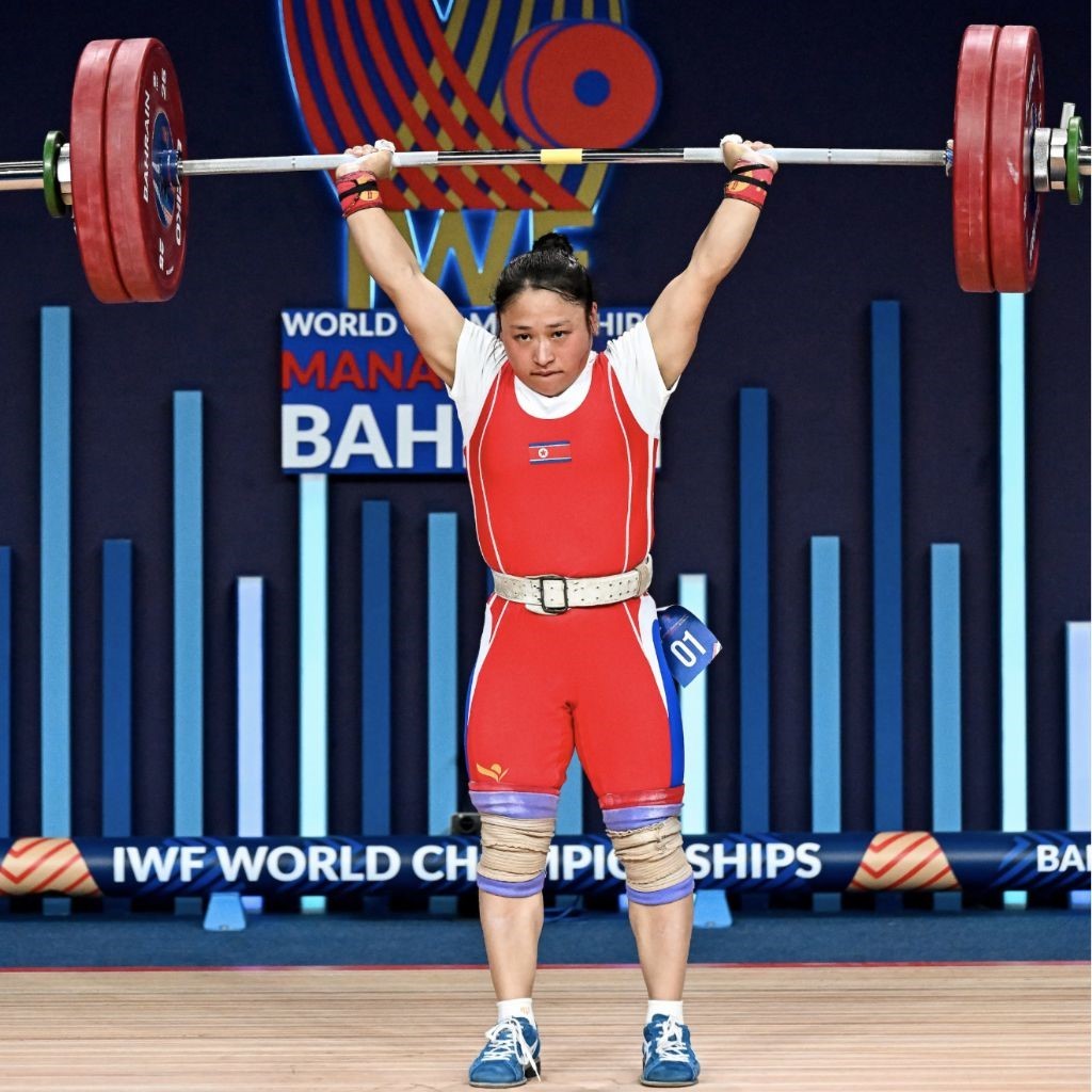 圖為李盛金在比賽中。圖片來源于國際舉重聯(lián)合會(huì)官網(wǎng)
