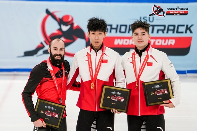 男子500米頒獎(jiǎng)儀式，中國(guó)選手孫龍(中)奪得冠軍，加拿大選手杜博伊斯(左)獲得亞軍，中國(guó)選手劉少昂獲得季軍。賽事組委會(huì)供圖