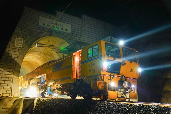 中老鐵路瑯勃拉邦維保管理中心的中老員工共同作業(yè)。周星攝