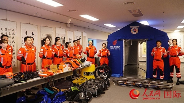 國航日韓支社捐贈的專業(yè)救援裝備。人民網(wǎng) 蔣曉辰攝