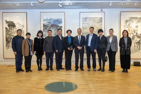 中國駐瑞典大使崔愛民與畫展主辦方人員合影。中國駐瑞典大使館供圖