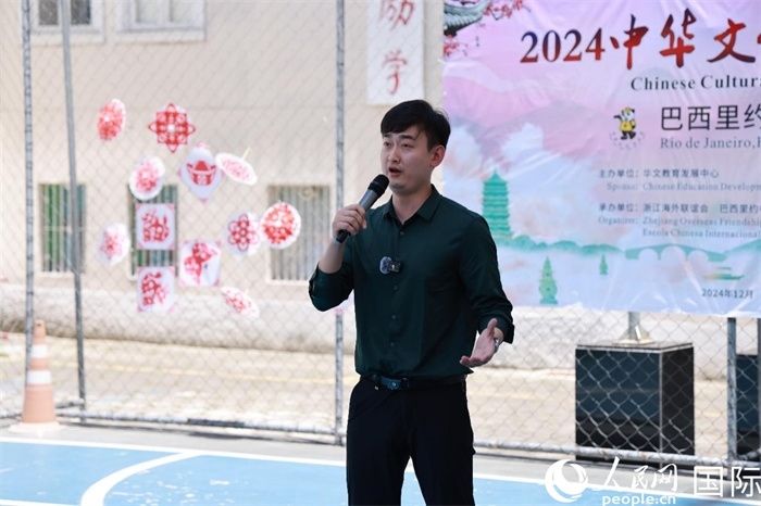 歌曲《故鄉(xiāng)的云》喚起了在外游子對故鄉(xiāng)的懷念。人民網(wǎng)記者 陳海琪攝