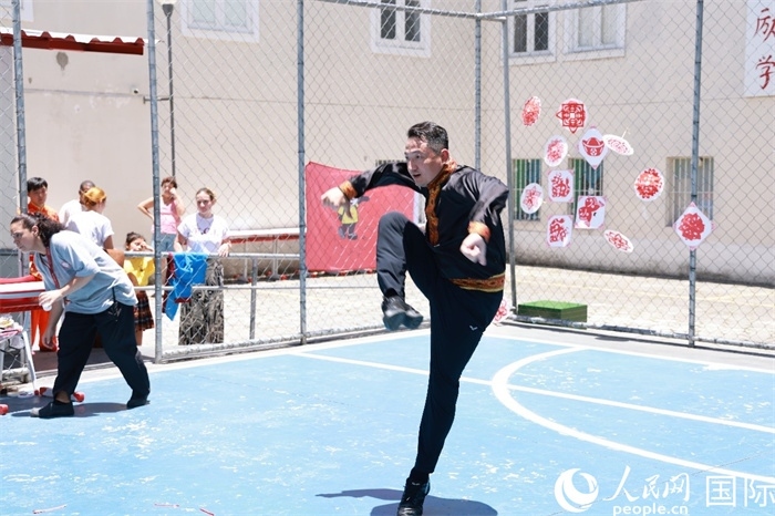 塔吉克舞蹈《夢想》通過靈動的舞姿展現(xiàn)了塔吉克族對美好生活的向往，仿佛帶領(lǐng)觀眾走進了帕米爾高原。人民網(wǎng)記者 陳海琪攝