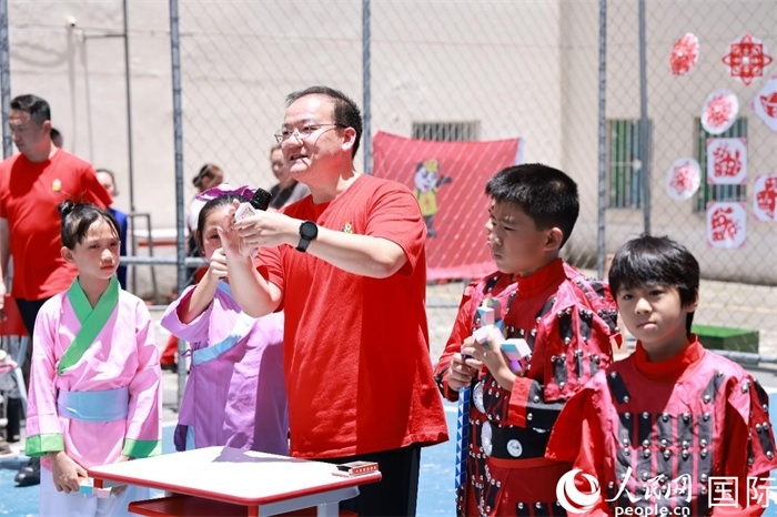 趣味數(shù)學節(jié)目以富有創(chuàng)意的數(shù)字游戲和魔尺變幻為亮點，激發(fā)了孩子們的數(shù)學思維與想象力。人民網(wǎng)記者 陳海琪攝