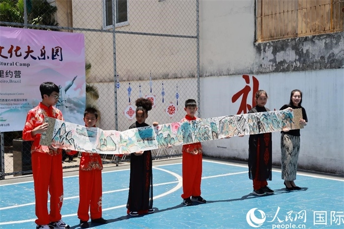 《一書一畫》展現(xiàn)了小營員們的繪畫技巧。人民網(wǎng)記者 陳海琪攝