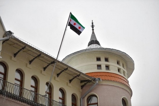 12月9日，在俄羅斯首都莫斯科，敘利亞駐俄羅斯使館升起代表敘利亞反對(duì)派的旗幟。新華社發(fā)（亞歷山大攝）