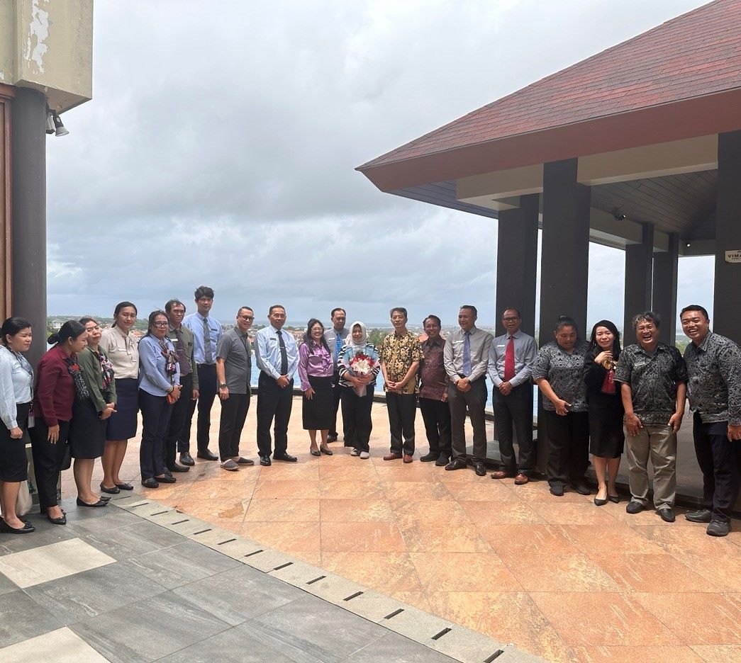 座談會(huì)全體人員合影。烏達(dá)雅納大學(xué)旅游孔子學(xué)院供圖