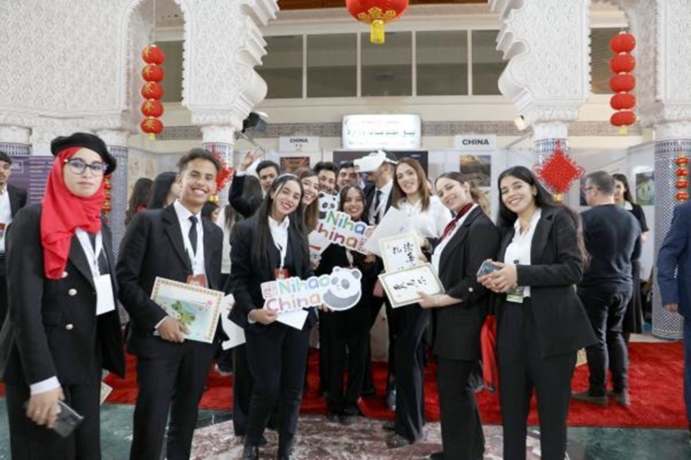 當(dāng)?shù)孛癖娛殖帧澳愫?！中國”手牌合影。拉巴特中國文化中心供圖