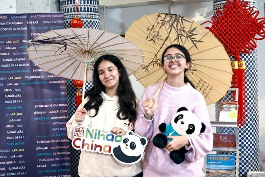 兩名女孩在合影。拉巴特中國文化中心供圖