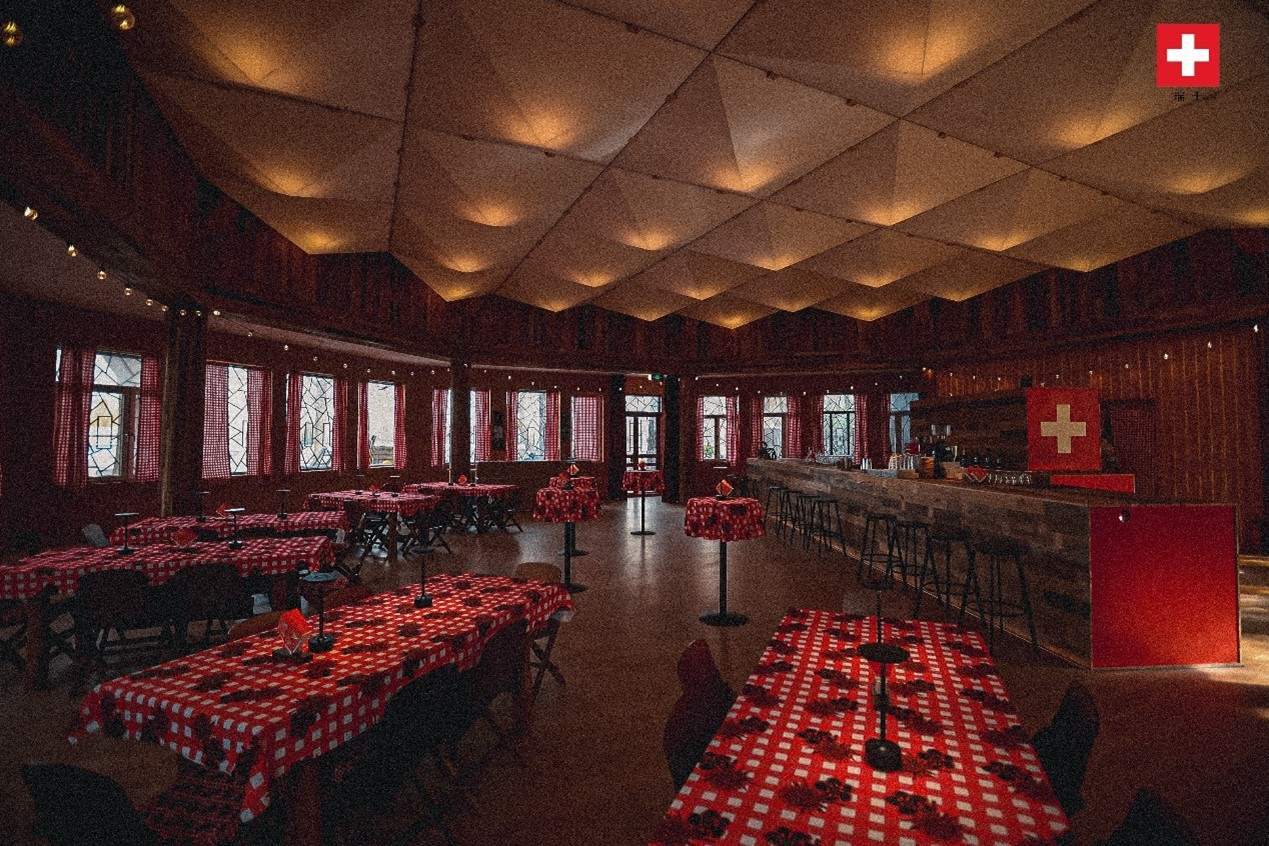 瑞士小木屋內(nèi)飾采用瑞士紅、森林棕與雪山白三種主色調(diào)，營(yíng)造出自然與現(xiàn)代交融的氛圍。瑞士使館供圖