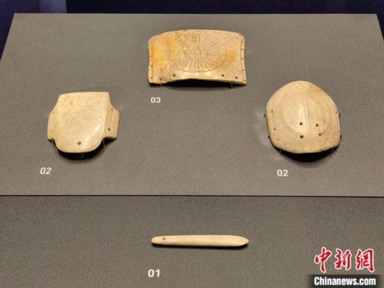 12月14日，“文明先鋒—凌家灘文化玉器展”在故宮博物院文華殿開幕。圖為展覽現(xiàn)場的玉龜、玉版和玉簽。 中新社記者 應(yīng)妮 攝