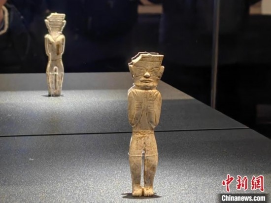 12月14日，“文明先鋒—凌家灘文化玉器展”在故宮博物院文華殿開幕。圖為展覽現(xiàn)場的立姿玉人。 中新社記者 應(yīng)妮 攝