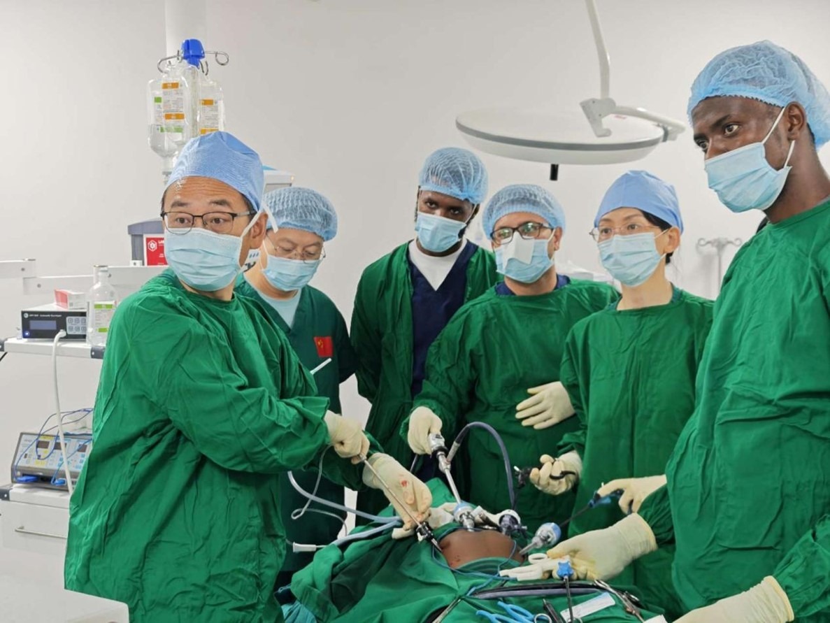 中外醫(yī)師合作進(jìn)行腹腔鏡手術(shù)。中國(guó)援桑醫(yī)療隊(duì)供圖
