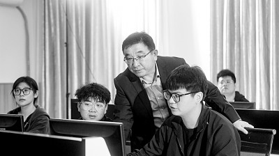 于濤教授對(duì)團(tuán)隊(duì)成員進(jìn)行技術(shù)指導(dǎo)。資料圖片