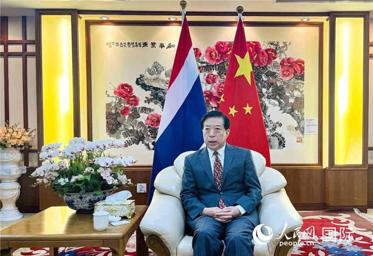 2024年12月10日，中國(guó)駐泰國(guó)大使韓志強(qiáng)在泰國(guó)曼谷接受中國(guó)—東盟中心（ACC）組織的“多彩東盟：2024年中國(guó)媒體東盟行”媒體團(tuán)采訪(fǎng)。人民網(wǎng)記者 羨江楠攝