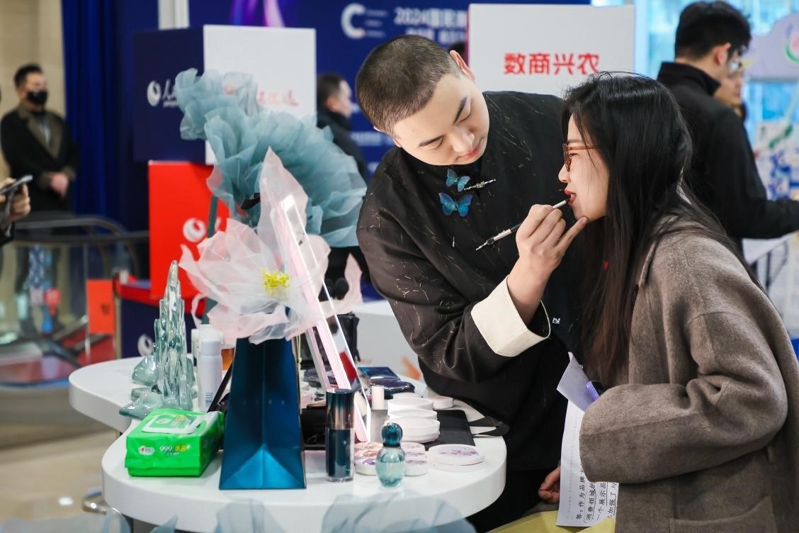 美妝展位化妝師為嘉賓一對(duì)一化妝。林文松攝