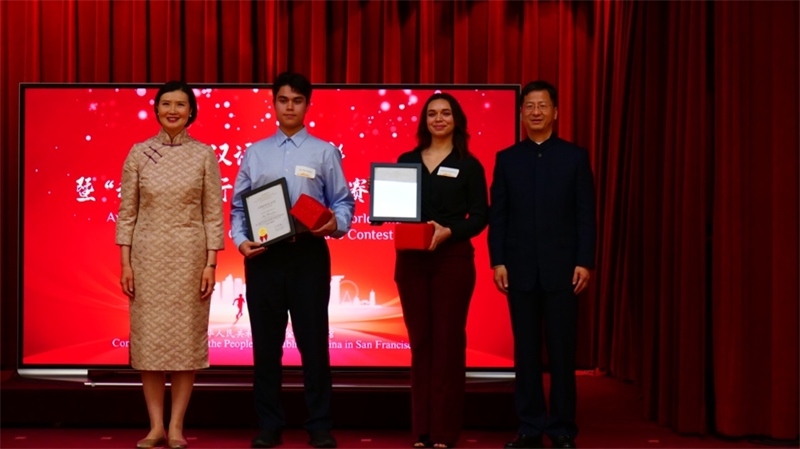 駐舊金山總領(lǐng)事張建敏及其夫人鄭心為選手頒獎。李鑫江攝